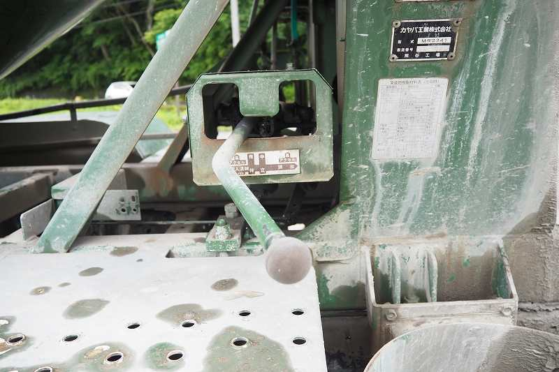 フォワード中型6t車カヤ製生コンミキサー車スランプガード|中古トラックの販売・買取・査定のアイナビ