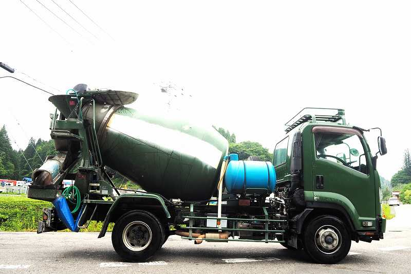 フォワード中型6t車カヤ製生コンミキサー車スランプガード|中古トラックの販売・買取・査定のアイナビ