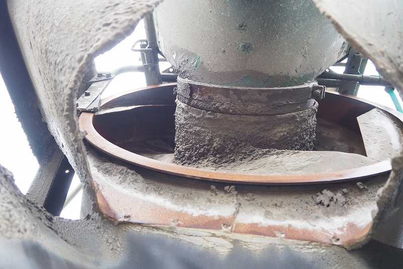 フォワード中型6t車カヤ製生コンミキサー車スランプガード|中古トラックの販売・買取・査定のアイナビ