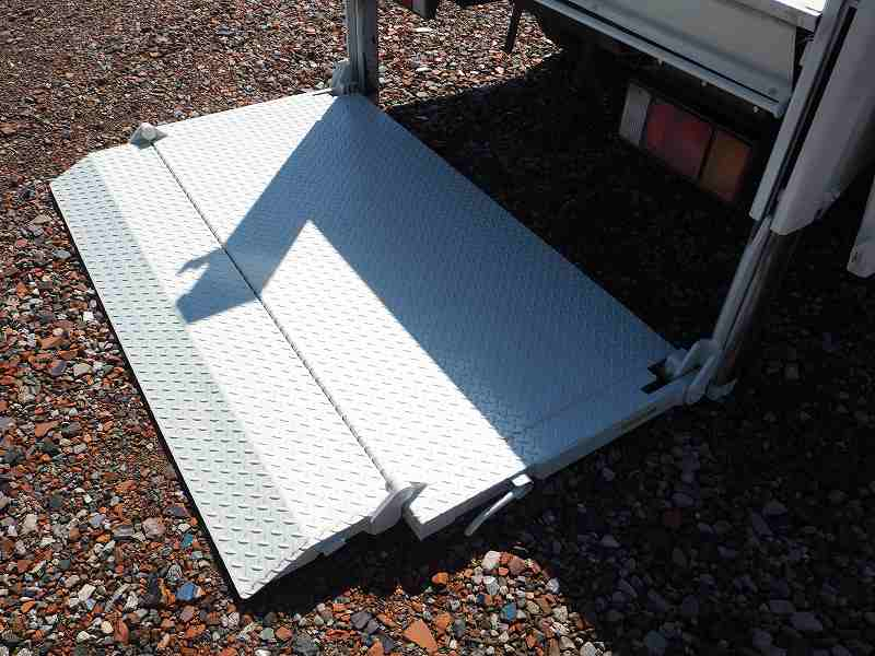 マツダタイタン4WD標準ショート10尺平ボディ垂直式ゲート|中古トラックの販売・買取・査定のアイナビ