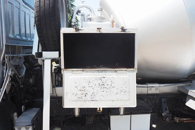 いすゞエルフカヤバ製ミキサー車2.5立米電動スランプガード|中古トラックの販売・買取・査定のアイナビ