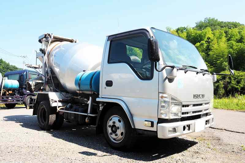 いすゞエルフカヤバ製ミキサー車2.5立米電動スランプガード|中古トラックの販売・買取・査定のアイナビ