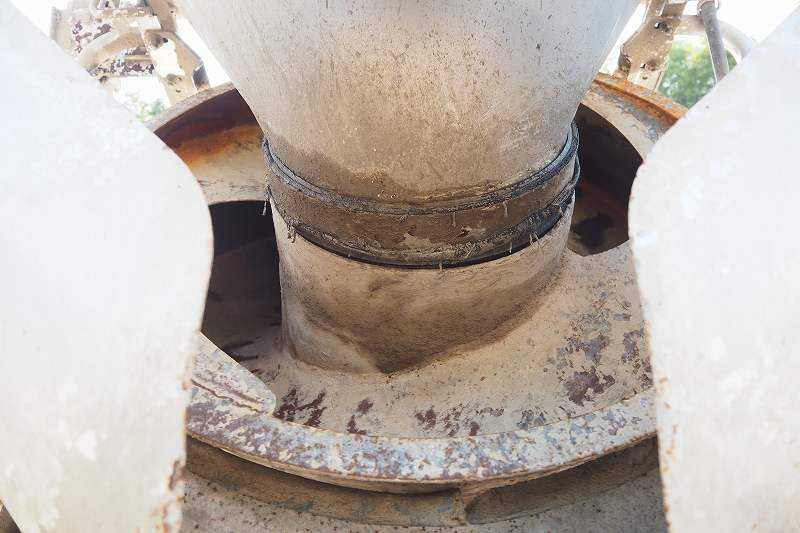 いすゞエルフカヤバ製ミキサー車2.5立米電動スランプガード|中古トラックの販売・買取・査定のアイナビ