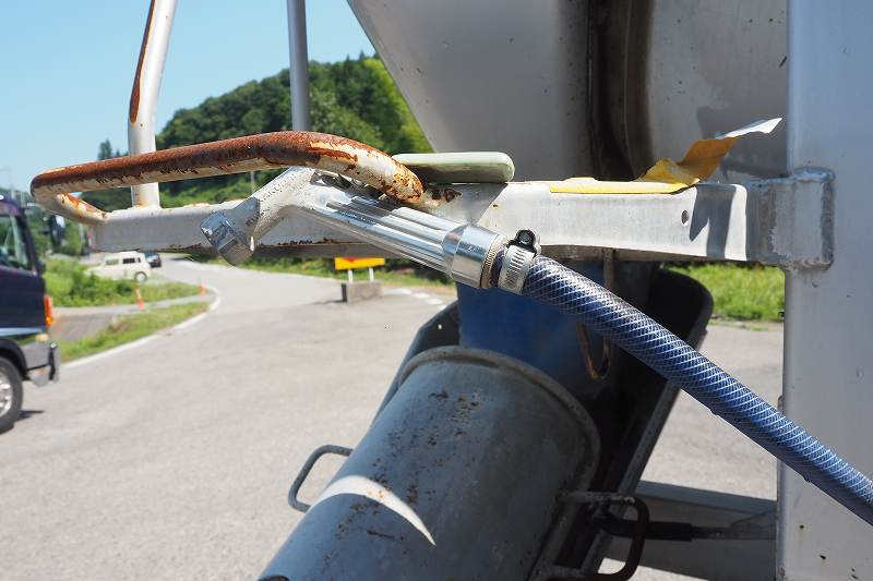 いすゞエルフカヤバ製ミキサー車2.5立米電動スランプガード|中古トラックの販売・買取・査定のアイナビ