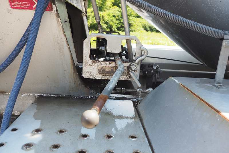 いすゞエルフカヤバ製ミキサー車2.5立米電動スランプガード|中古トラックの販売・買取・査定のアイナビ