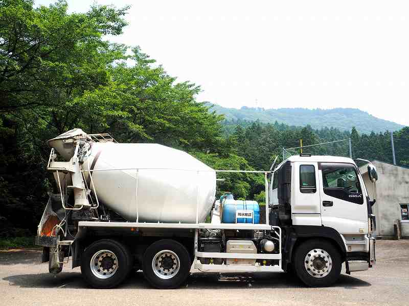 ギガ2デフ新明和8.7立米ミキサー車電動スランプガード|中古トラックの販売・買取・査定のアイナビ