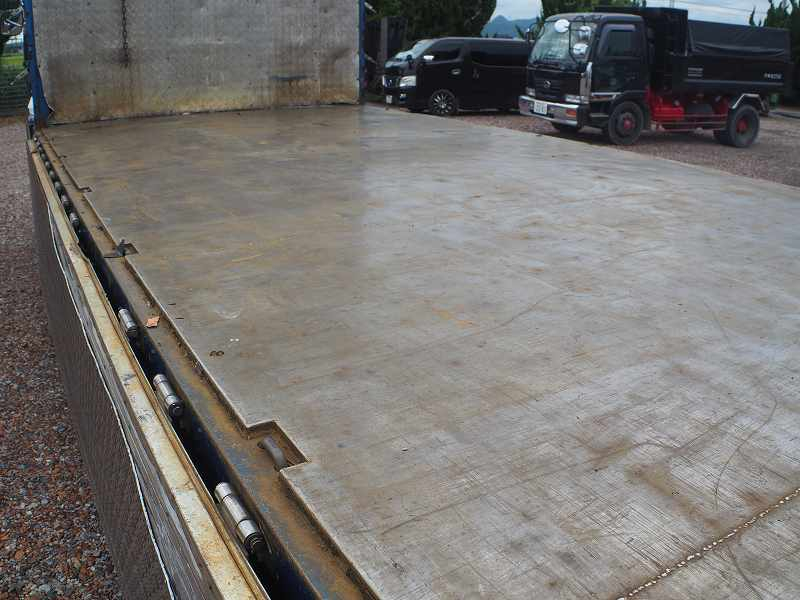 クオン3軸高床アルミB平ボディ造りボディメーターアオリ|中古トラックの販売・買取・査定のアイナビ