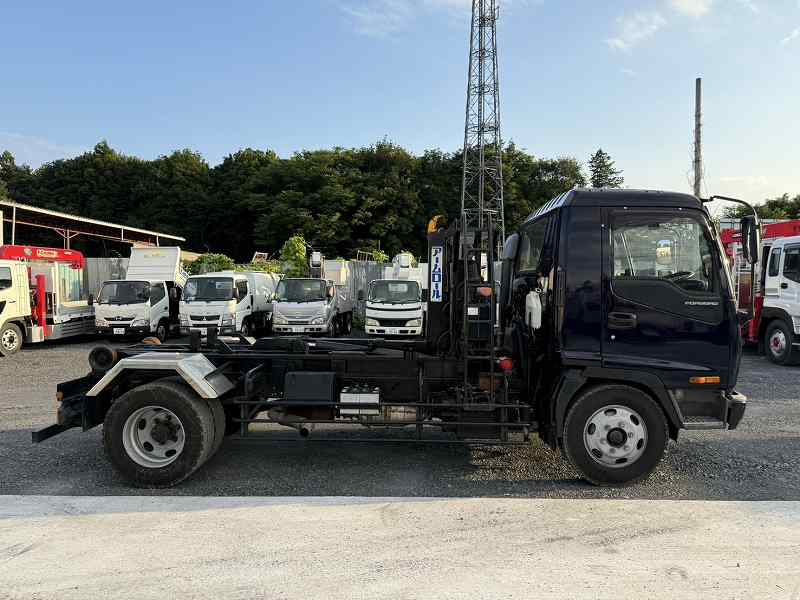 フォワード増トン新明和アームロールツインホイスト積載7.4t|中古トラックの販売・買取・査定のアイナビ