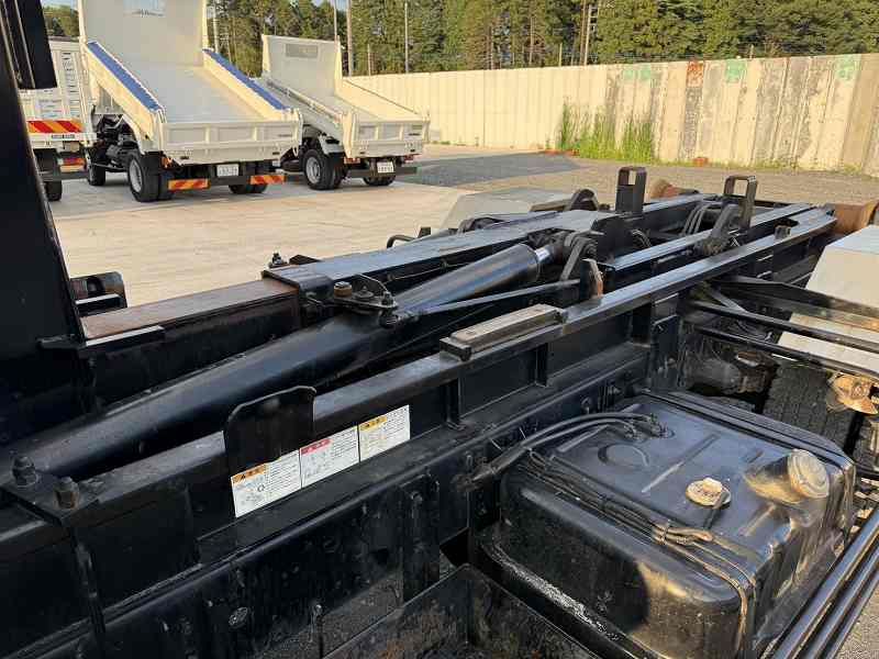 フォワード増トン新明和アームロールツインホイスト積載7.4t|中古トラックの販売・買取・査定のアイナビ