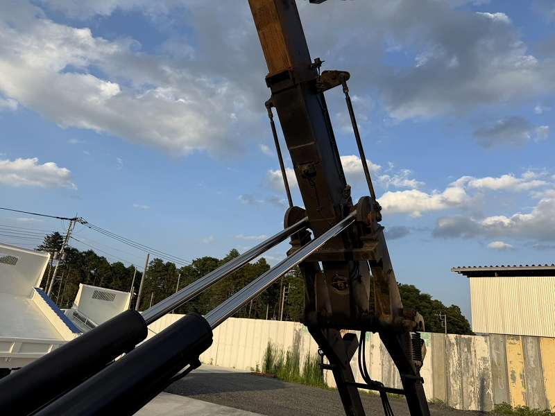 フォワード増トン新明和アームロールツインホイスト積載7.4t|中古トラックの販売・買取・査定のアイナビ