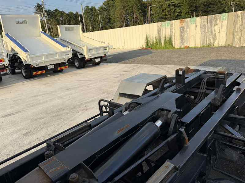 フォワード増トン新明和アームロールツインホイスト積載7.4t|中古トラックの販売・買取・査定のアイナビ