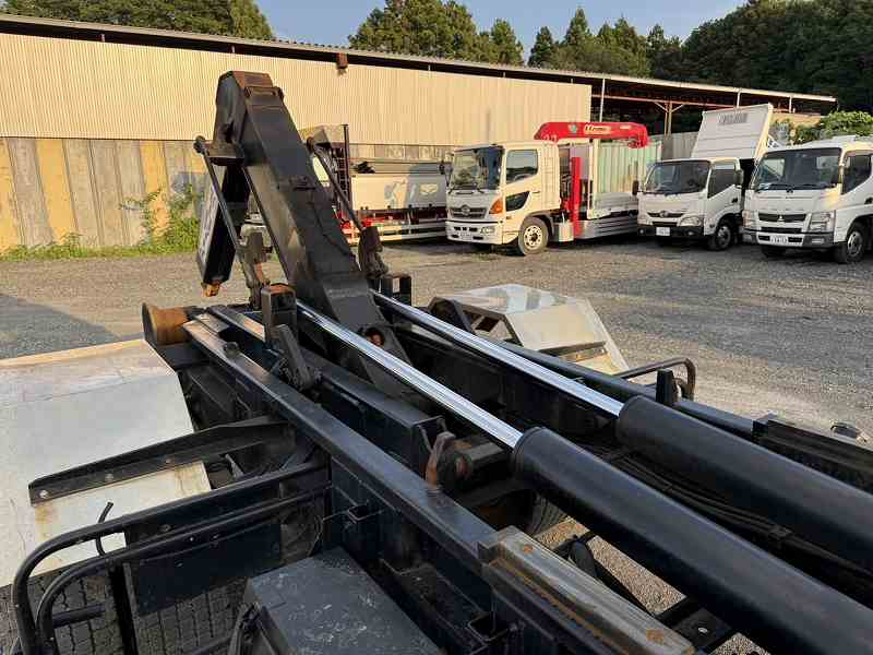 フォワード増トン新明和アームロールツインホイスト積載7.4t|中古トラックの販売・買取・査定のアイナビ