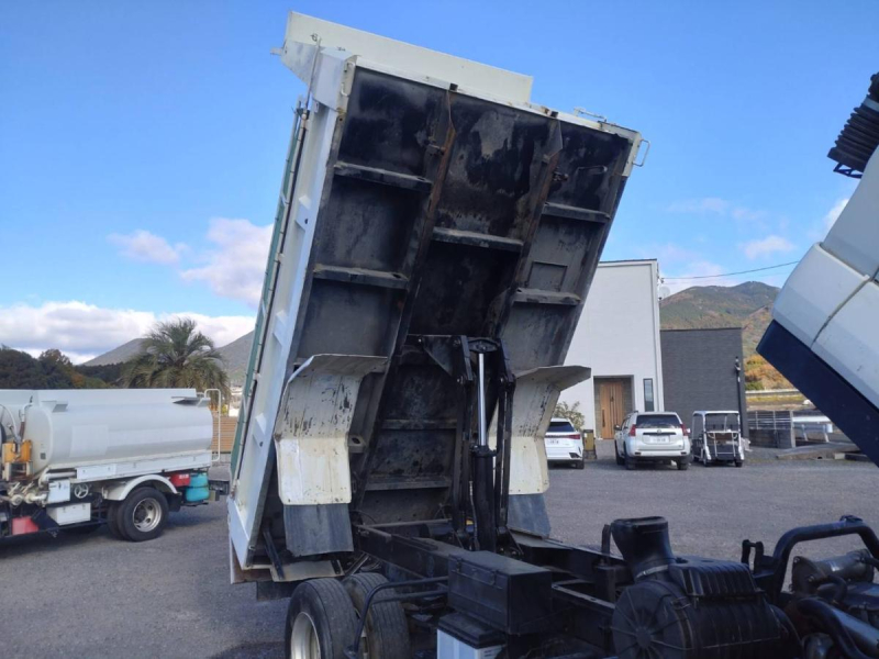 いすゞフォワード 4tダンプ コボレーン 坂道発進補助装置|中古トラックの販売・買取・査定のアイナビ