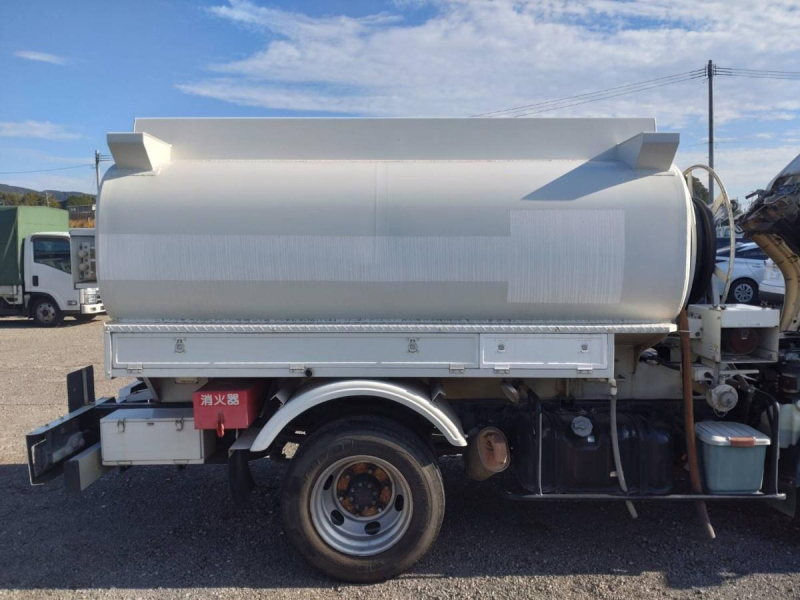 いすゞエルフ タンクローリー 2層4KL 消防書類有り AT車|中古トラックの販売・買取・査定のアイナビ