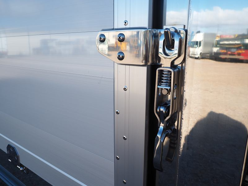 三菱ふそうファイター増トンステンレス造りボディ家畜運搬車|中古トラックの販売・買取・査定のアイナビ