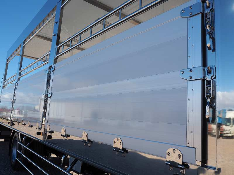 三菱ふそうファイター増トンステンレス造りボディ家畜運搬車|中古トラックの販売・買取・査定のアイナビ