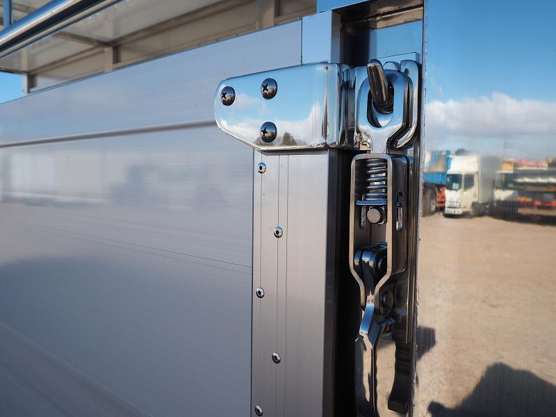 三菱ふそうファイター増トンステンレス造りボディ家畜運搬車|中古トラックの販売・買取・査定のアイナビ