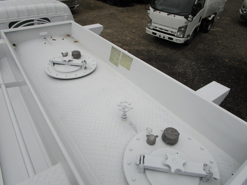 タンク車 3KL 2室 消防書類有り 外装塗装済|中古トラックの販売・買取・査定のアイナビ