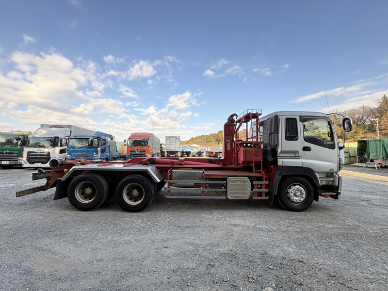 H25年式、ギガ、マルチリフト、車検付|中古トラックの販売・買取・査定のアイナビ