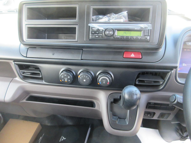 AT Wキャブ 垂直ゲート平ボデー 積載2トン リヤエアコン|中古トラックの販売・買取・査定のアイナビ