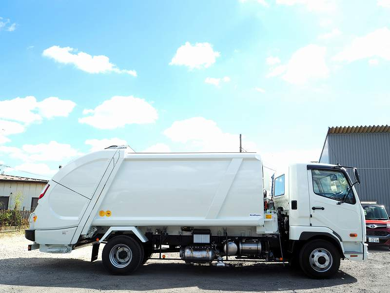 未使用ファイター新明和プレス式ダンボール塵芥車10.2立米|中古トラックの販売・買取・査定のアイナビ