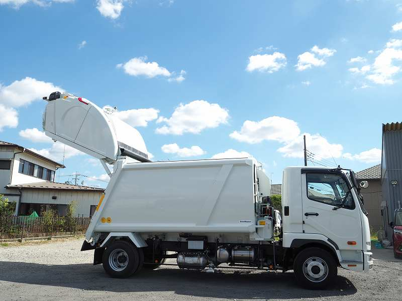 未使用ファイター新明和プレス式ダンボール塵芥車10.2立米|中古トラックの販売・買取・査定のアイナビ