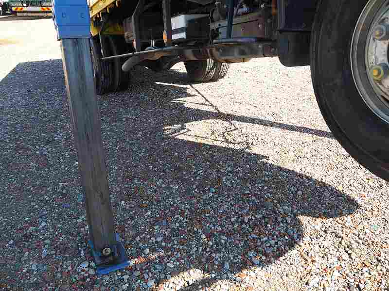 いすゞフォワード4段セルフクレーン角足油圧張出ラジコン|中古トラックの販売・買取・査定のアイナビ