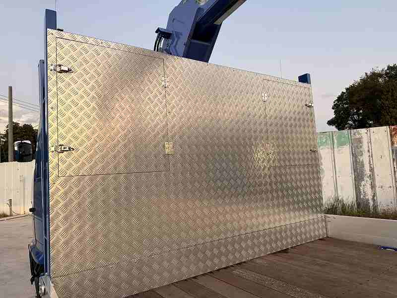 レンジャー4段セルフクレーンラジコンベッド付新品ボディ|中古トラックの販売・買取・査定のアイナビ