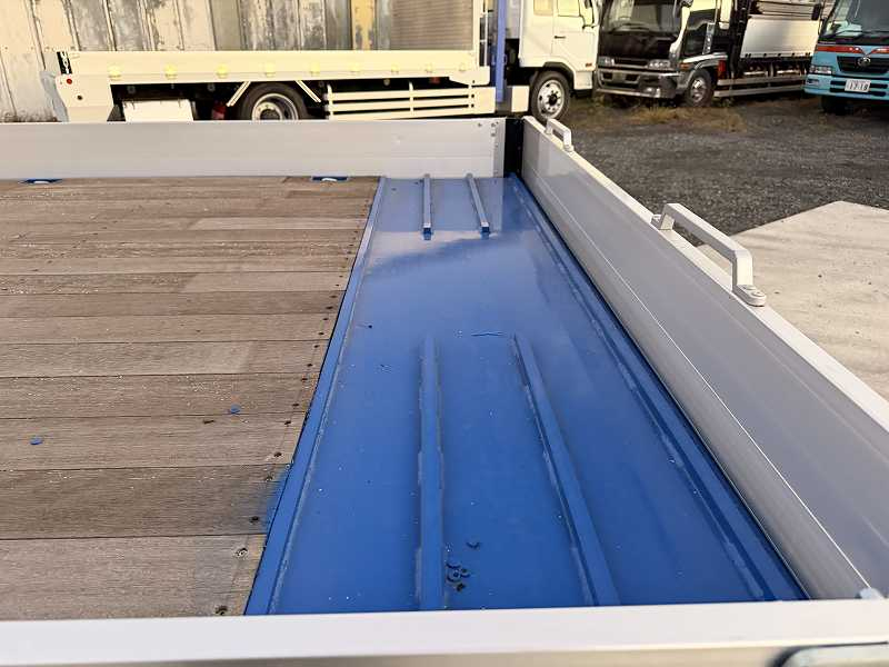 レンジャー4段セルフクレーンラジコンベッド付新品ボディ|中古トラックの販売・買取・査定のアイナビ