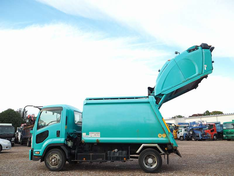 フォワード新明和ダンボール仕様プレス式パッカー車8.6立米|中古トラックの販売・買取・査定のアイナビ