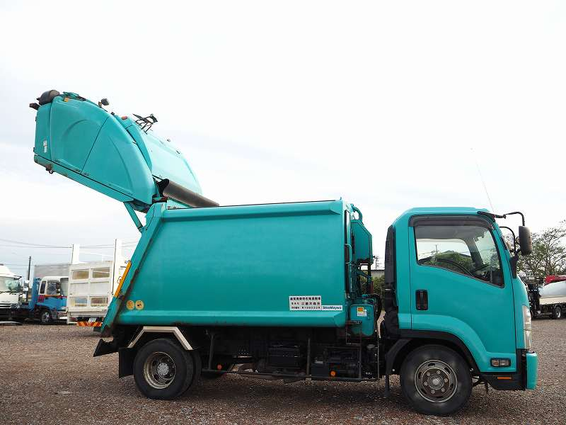 フォワード新明和ダンボール仕様プレス式パッカー車8.6立米|中古トラックの販売・買取・査定のアイナビ