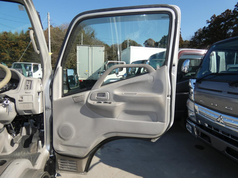 H26　1.35トン マニュアル 平ボディ　251237|中古トラックの販売・買取・査定のアイナビ