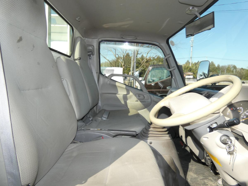 H26　1.35トン マニュアル 平ボディ　251237|中古トラックの販売・買取・査定のアイナビ