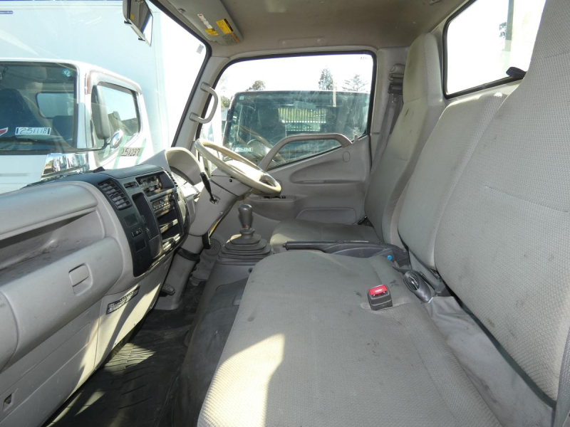 H26　1.35トン マニュアル 平ボディ　251237|中古トラックの販売・買取・査定のアイナビ