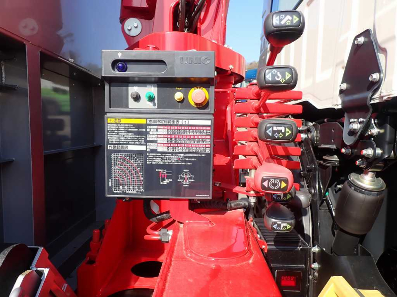 ユニック 5段クレーン 4軸低床 アルミブロック リターダ付|中古トラックの販売・買取・査定のアイナビ