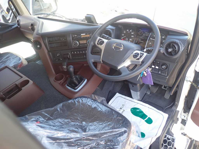 ユニック 5段クレーン 4軸低床 アルミブロック リターダ付|中古トラックの販売・買取・査定のアイナビ