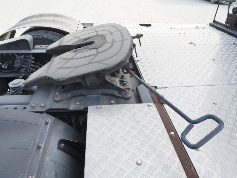 UDトラックス トラクタ クオン|中古トラックの販売・買取・査定のアイナビ