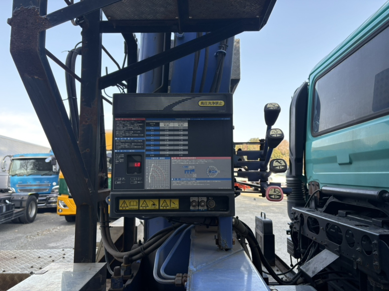 H24年式、クオン、クレーン付きトラクタ|中古トラックの販売・買取・査定のアイナビ