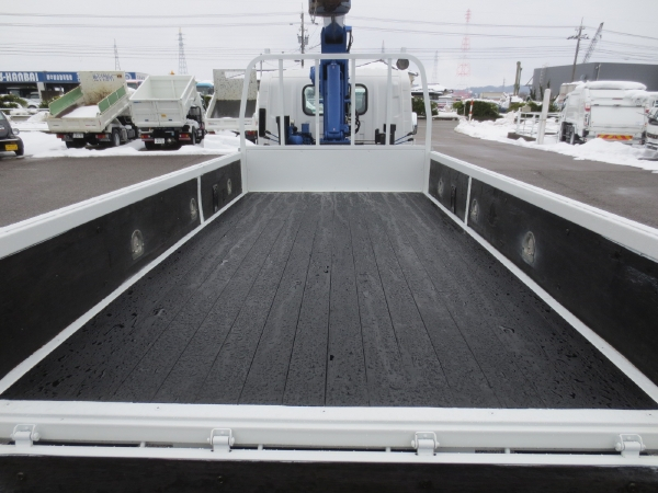 いすゞエルフ3段ラジコンクレーン付|中古トラックの販売・買取・査定のアイナビ