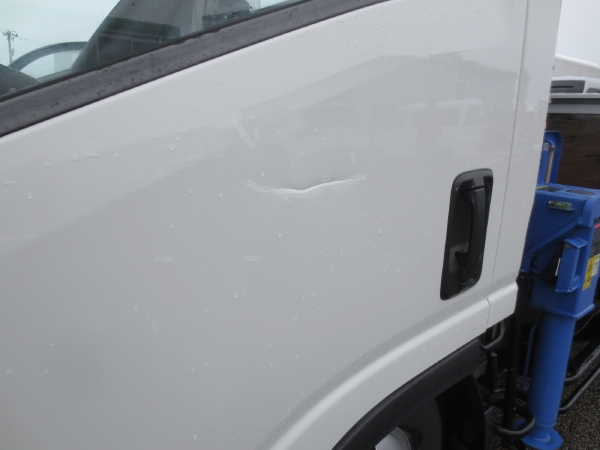 いすゞエルフ3段ラジコンクレーン付|中古トラックの販売・買取・査定のアイナビ