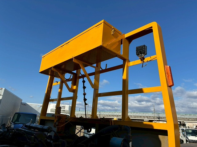 セーフティローダー8×44軸低床2デフリーフサスペンション|中古トラックの販売・買取・査定のアイナビ