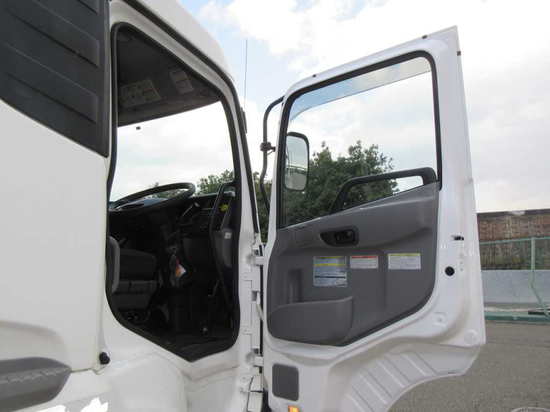 第五輪11.7トン2PGクオン標準ルーフトラクタ|中古トラックの販売・買取・査定のアイナビ