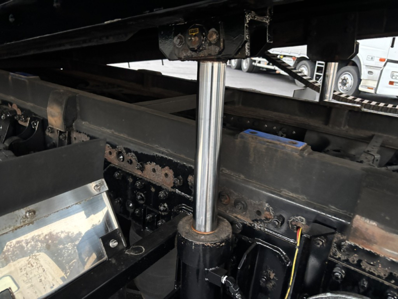 セーフティーローダー4軸低床エアサスウインチラジコン|中古トラックの販売・買取・査定のアイナビ