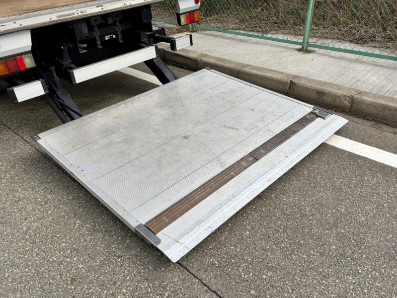 H28年式TRG-NMR85AN標準ロング積載2t跳ね上げゲート付バン|中古トラックの販売・買取・査定のアイナビ