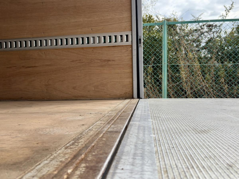 H28年式TRG-NMR85AN標準ロング積載2t跳ね上げゲート付バン|中古トラックの販売・買取・査定のアイナビ