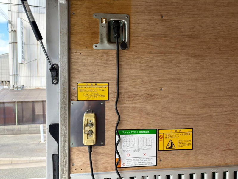 H28年式TRG-NMR85AN標準ロング積載2t跳ね上げゲート付バン|中古トラックの販売・買取・査定のアイナビ