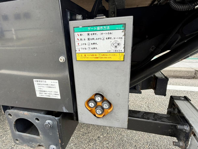 H28年式TRG-NMR85AN標準ロング積載2t跳ね上げゲート付バン|中古トラックの販売・買取・査定のアイナビ