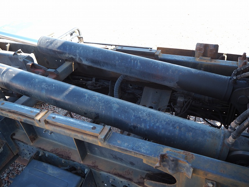 いすゞフォワードアームロール増トン新明和積載8.4t|中古トラックの販売・買取・査定のアイナビ