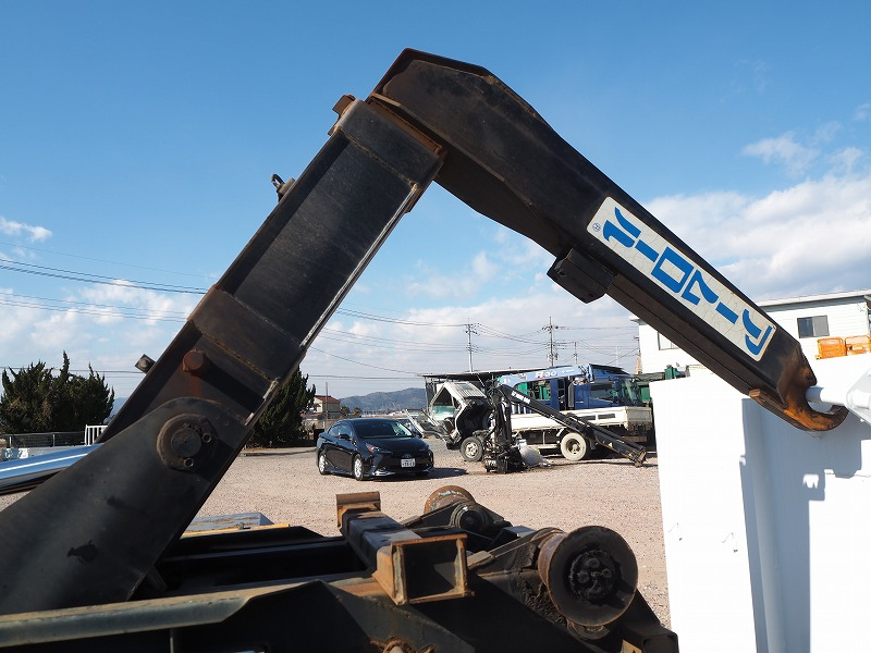 いすゞフォワードアームロール増トン新明和積載8.4t|中古トラックの販売・買取・査定のアイナビ