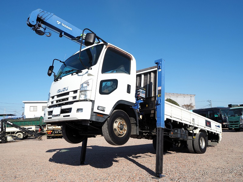 いすゞフォワード4段セルフクレーンラジコン重機回送車|中古トラックの販売・買取・査定のアイナビ